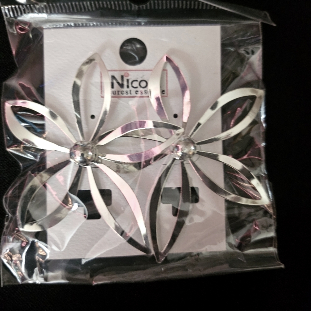 NWT Adorable women's flower pierced  earrings.